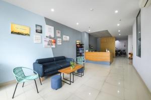 土龙木市LP rental - Minimalist Studio Apartments的客厅配有沙发和桌椅