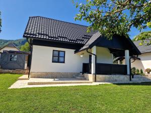 科雷尼察Plitvice Apis的黑色屋顶的白色房子