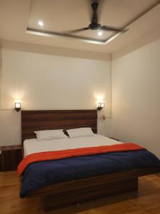 锡尔杰尔Dream Lodging的一间卧室设有一张带天花板的大床
