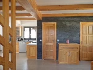 科雷尼察Plitvice Apis的厨房配有木制橱柜和砖墙