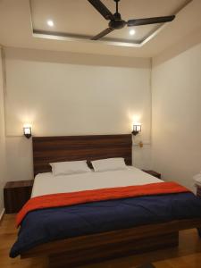 锡尔杰尔Dream Lodging的一间卧室配有一张大床和吊扇