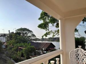 Ban Bang Krasan大城府河畔景苑酒店的享有水景的阳台