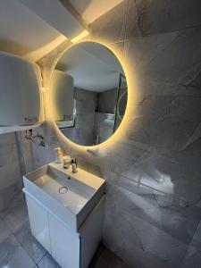 斯科普里Square Vanilla Boutique Apart-Hotel的浴室设有白色水槽和镜子