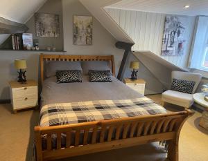 斯卡伯勒The Foulsyke Licensed Bed and Breakfast Scalby Scarborough的一间卧室设有木床和楼梯。