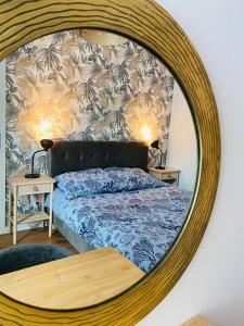 格丁尼亚Apartament przy plaży Willa Redłowo的一间卧室配有一张带大圆镜子的床