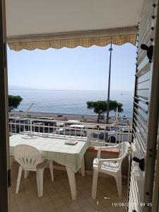 洛卡卢美拉Casa fronte mare的海景阳台上的桌椅