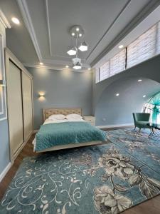 博斯特里Отель РАЗАМ的一间卧室配有一张床和一张大地毯