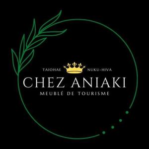 努库希瓦Chez Aniaki的黑色背景上带有冠的绿色标志