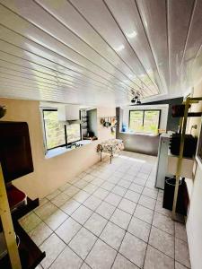 努库希瓦Chez Aniaki的一间铺有白色瓷砖地板的大客厅
