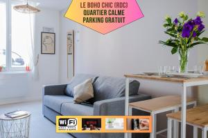 瓦朗西纳Ask Home - Le Boho Chic & Le Dandy的客厅配有蓝色的沙发和桌子