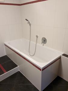 克森Schroider的浴室设有浴缸和淋浴。