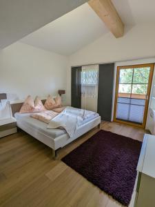 克森Schroider的一间卧室配有一张大床和紫色地毯
