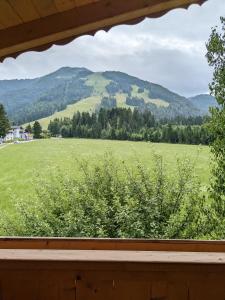 克森Schroider的从田野和山脉的窗户欣赏美景