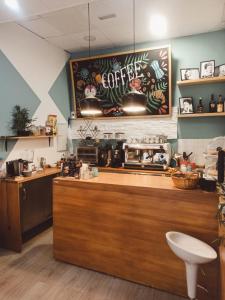 格拉纳达Pensión Duquesa Bed & Breakfast的带柜台的厨房和咖啡厅