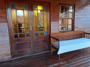 克拉伦斯Mystic Mountain Cottage的门廊,带一张床和一对门