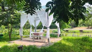 怀柔古韵山庄的花园内带椅子的白色凉亭