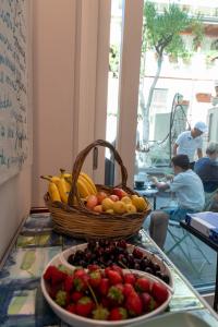 陶尔米纳Villa D'Orville luxury suites Taormina的桌上一篮水果和一盘水果