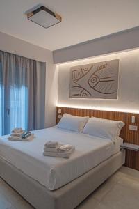 陶尔米纳Villa D'Orville luxury suites Taormina的一间卧室配有一张大床和毛巾