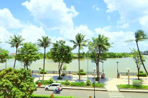 土龙木市Bcons Riverside Hotel Binh Duong的棕榈树水景