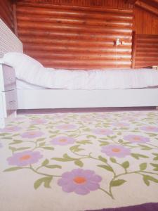 PiroğluChalet's lake_Bolu Abant _log house的一间卧室配有一张铺有华丽地毯的床