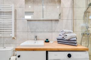 奥普尔Serce Opola Katowicka 39的一间带水槽和台面毛巾的浴室