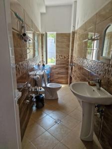 KlosBar-Restaurant-Hotel-Familja的浴室设有2个水槽和2个卫生间