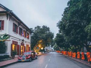 琅勃拉邦3 Nagas Luang Prabang - MGallery Hotel Collection的停在街道边的红色汽车