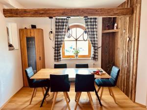 加姆利茨Apartment Weingartenblick - Glanzerhof的一间带木桌和椅子的用餐室