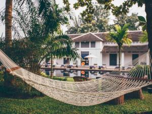 琅勃拉邦琅勃拉邦索菲特度假村的房屋旁的院子内的吊床