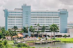 西棕榈滩Hilton Palm Beach PBI的一座蓝色的大建筑,船在水中