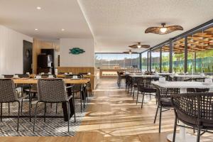 阿尔沃尔Wyndham Residences Alvor Beach的用餐室设有桌椅和窗户。