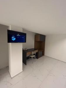 斯特鲁加Comfort Hotel的空房间,设有书桌和墙上的电视