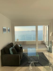 尼格兰Mirando al Mar. Playa America的带沙发和玻璃桌的客厅