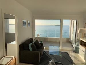 尼格兰Mirando al Mar. Playa America的带沙发的客厅,享有海景