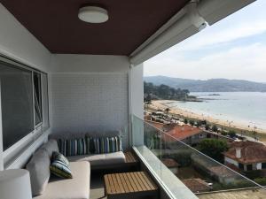 尼格兰Mirando al Mar. Playa America的带沙发的客厅,享有海滩美景