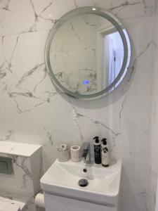 弗利特Guesthouse in Central Fleet的白色的浴室设有水槽和镜子