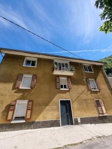 莫雷兹Appartement silencieux avec une belle vue .的街上有窗户和门的建筑