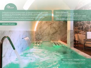 维塞乌Apartamentos Premium Familiares - Loft Guesthouse BeMyGuest Viseu的一间带喷泉浴缸的浴室