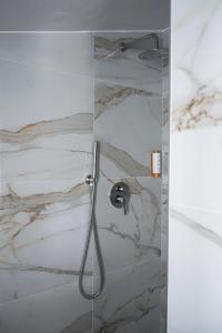 格勒姆DelMar Hotel-Apart的大理石玻璃门淋浴