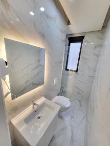 格勒姆DelMar Hotel-Apart的白色的浴室设有水槽和镜子