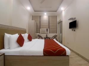 新德里Hotel Grace, Karol Bagh, New Delhi的酒店客房,配有床和电视