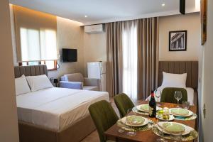 格勒姆DelMar Hotel-Apart的酒店客房配有一张床铺和一张桌子。