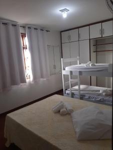 萨尔瓦多Hostel Salvador Orquídeas的客房设有床、桌子和窗户。