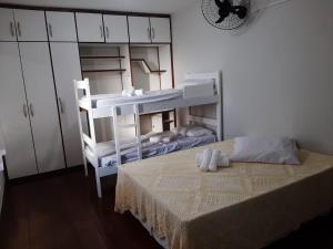 Hostel Salvador Orquídeas客房内的一张或多张双层床