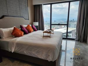 吉隆坡The Platinum 2 KLCC Premium Suite by Reluxe Kuala Lumpur的一间卧室设有一张大床和大窗户