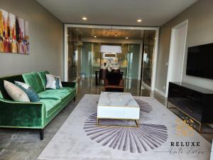 吉隆坡The Platinum 2 KLCC Premium Suite by Reluxe Kuala Lumpur的客厅配有绿色沙发和茶几