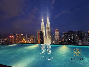 吉隆坡The Platinum 2 KLCC Premium Suite by Reluxe Kuala Lumpur的享有Kuala busur城市天际线的夜景。