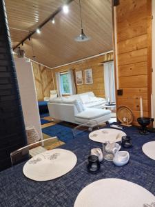 SuonenjokiVilla Kastehelmi的带浴缸、沙发和桌子的客房