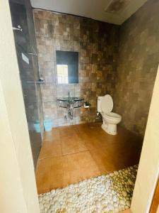 华欣索菲亚酒店的一间带卫生间和玻璃淋浴间的浴室