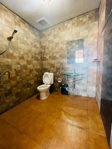 华欣索菲亚酒店的一间带卫生间和淋浴的浴室